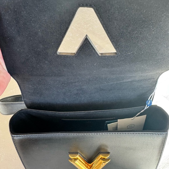 Louis Vuitton Limited edition Twist monogram Geometric Shoulder-cross body Bag. - Picture 16 of 16